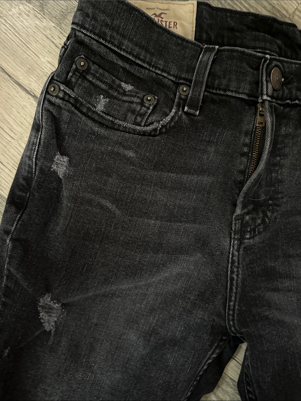 Hollister Black Denim Jean shorts with Logo Patch distressed women’s size 28 - Picture 4 of 8